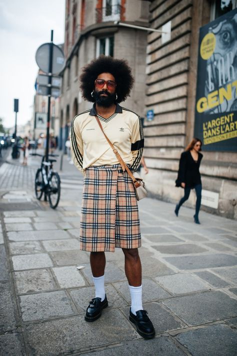 Street style at Paris Men’s Fashion Week Spring 2024. Male Skirt, Librarian Core, Mens Street Style Summer, Street Style Summer Outfits, Punk Style Outfits, Paris Fashion Week Men, Kilt Outfits, Genderless Fashion, Spring Outfits Men