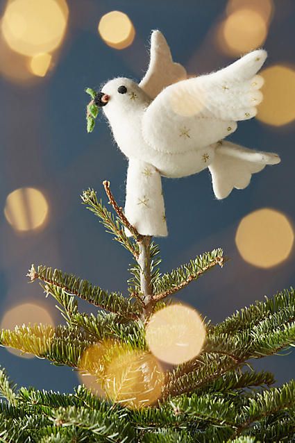 Anthropologie Felted Dove Tree Topper #ad #AnthroFave #AnthroRegistry Anthropologie Dove Christmas Tree, Anthropologie Christmas Tree, Christmas Tree Toppers Unique, Bird Christmas Tree, Anthropologie Christmas, Anthropologie Holiday, Diy Christmas Tree Topper, Bird Christmas, Christmas Topper