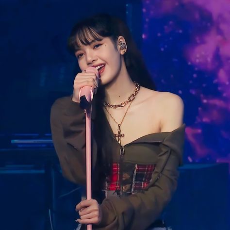 Lisa Singing, Singing