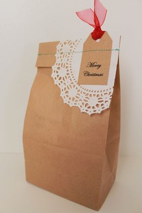 Southern Gifts, Food Gift Packaging, Homemade Gift Bags, Food Gifts Packaging, Brown Paper Lunch Bags, Brown Paper Bags, Christmas Cookies Gift, Paper Bag Design, Idee Babyshower