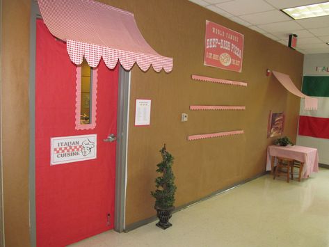 Mrs. Johnson's Classroom - ITALY Christmas Around The World Italy, Tuscan Home Decorating, Prom Party Decorations, Kindergarten Decoration, Italian Centerpieces, Bedroom Ideas Wall, Themed Bedroom Ideas, Italy Decor, Kindergarten Decorations