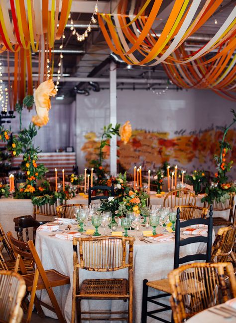 Casamento moderno do Splatter da pintura Retro Wedding Theme, Reception Planning, Orange Wedding Themes, Wedding Ceiling, Orange Color Schemes, Eclectic Wedding, Events Design, Orange Paint, Orange Wedding