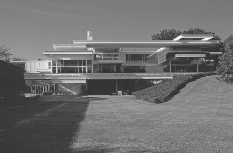 The Bass Residence, designed by Paul Rudolph, was built in Fort Worth, Texas in 1976 and features dramatic cantilevered elements. Paul Rudolph Architecture, Best Design Books, Paul Rudolph, Modernist House, Modern Architecture Design, Architecture Books, Mid Century Architecture, Modern Architecture House, Minimalist Architecture