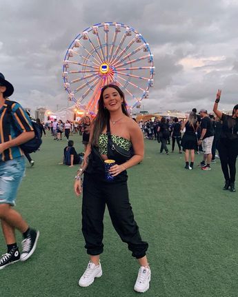 Looks Rock in Rio: tendências e 50 opções de looks Rock In Rio Aesthetic, Rock In Rio Outfit, Neon Rave Outfits, Rock Festival Outfit, Rio Photos, Lollapalooza Outfit, Neon Rave, Look Festival, Rock Festival