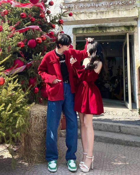 Korean Couple Christmas, Red Couple Outfits, Red Couple Aesthetic, Couple Christmas Outfits, Christmas Poses For Couples, Christmas Couple Outfits, Couples Christmas Outfits, Disneyland Couples Outfits, Korean Couple Outfits