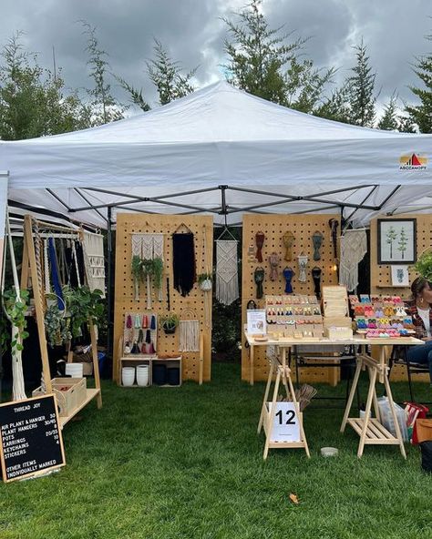 Pop Up Shop Ideas To Sell, Macrame Market Set Up, Festival Booth Set Up, Popup Store Design Ideas, Booth Set Up, Craft Table Display, Room Table Ideas, Convention Booth, Small Booth