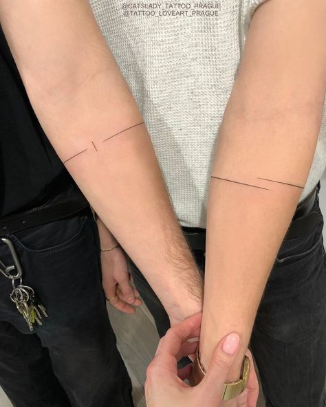 Couple Line Tattoo, Matching Tattoos Ideas, Meaningful Couple Tattoos, Tattoo Prague, Romantic Tattoo, One Line Tattoo, Couples Tattoo Designs, Wicked Tattoos, Meaningful Tattoo