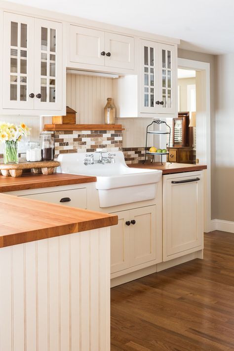 Reasons to Install Butcher Block Counter Tops | Town & Country Living Lodge Kitchen, Backsplash With Dark Cabinets, Cottage Kitchen Cabinets, Beach Style Kitchen, Zona Living, Farmhouse Kitchen Backsplash, Kitchen Icon, Farmhouse Sinks, Kitchen Cook