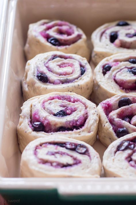 Lemon Cream Cheese Icing, Blueberry Sweet Rolls, Blueberry Cinnamon Rolls, Lemon And Blueberry, Blueberry Filling, Lemon Cream Cheese, Cinnamon Rolls Homemade, Cream Cheese Icing, Lemon Poppyseed