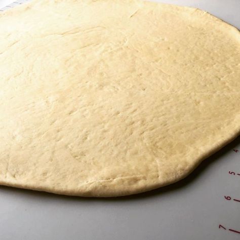 How to Make Pizza Crust - Pampered Chef Pampered Chef Pizza Dough Recipe, Deep Dish Pizza Dough Recipe, Pizza Stone Recipes, Pampered Chef Pizza Stone, Deep Dish Pizza Dough, Easy Pizza Crust, Pampered Chef Stoneware, Easy Homemade Pizza, Pizza Dough Recipe