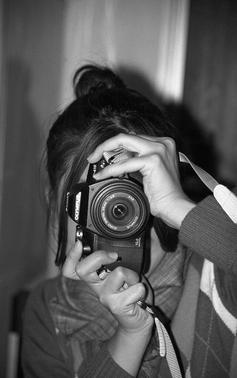 Photographer Self Portrait With Camera, Girl With Camera Aesthetic, Girl Photographer Aesthetic, Aesthetic Self Portrait Poses, Photographer Girl Aesthetic, Photographer Aesthetic Girl, Journalist Aesthetic Girl, Mirror Aesthetic Photography, Camera Girl Aesthetic