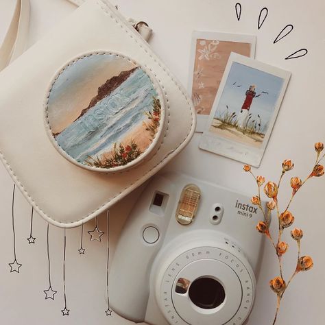 Painting Polaroid Camera, Painted Instax Camera, Cute Camera Aesthetic, Polaroid Camera Painting, Polaroid Camera Drawing, Painted Polaroids, Instax Aesthetic, Polaroid Camera Ideas, Instax Mini Case