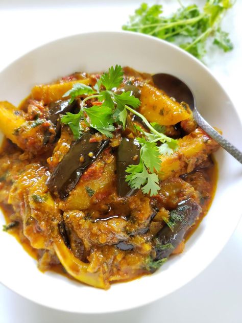 Aloo Baingan /Potato Eggplant Curry Indian Eggplant And Potato Recipes, Eggplant Indian Recipes Vegetarian, Indian Stuffed Eggplant, Indian Aubergine Recipes, Aubergine Indian Recipe, Aubergine Curry Indian, Indian Eggplant Dish, Eggplant And Potatoes Recipes, Eggplant Green Curry