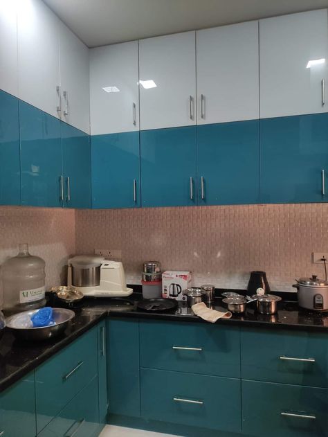 Turquoise Blue Kitchen Cabinets, Kitchen Ideas Low Budget, Kichan Farnichar Design, Kitchen Interior Colour Combination, Kitchen Ceiling Design, Kitchen Wardrobe Design, Room Work, Loft Wall, Simple Kitchen Design