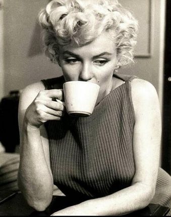 Marilyn Monroe drinking coffee. People Drinking Coffee, Photos Rares, Jane Russell, Joe Dimaggio, Gentlemen Prefer Blondes, Serge Gainsbourg, Mae West, Gene Kelly, Marilyn Monroe Photos