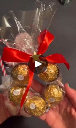 310K views · 6.8K reactions | So easy to make! Save it, you will need it! | By Texas Shoppers Market | Facebook Lindt Ball Wreath, Lindor Chocolate Wreaths, Lindt Chocolate Ball Wreath, Chocolate Christmas Wreath, Lindt Chocolate Gift Ideas Christmas, Pretzel Hershey Kiss M&m Rolo, Boss Christmas Gifts, Shopper Marketing, Christmas Treat Bags