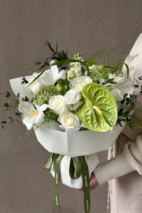 White Green Flower Bouquet, Flower Arrangements Graduation, White And Green Flower Arrangements, Flower Bouquet Green, White Green Bouquet, Green Flower Bouquet, White And Green Bouquet, Flower Bouquet Wrapping, Bouquet Green