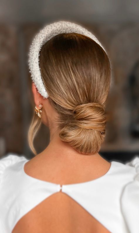 Hairdo For Wedding, Hair Updo Ideas, Simple Low Bun, Low Bun Hairstyle, Elegant Bridal Hair, Wedding Hair Updo, Updo Ideas, Wedding Day Hair, Bridal Bun