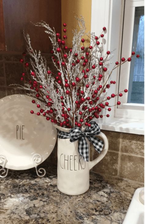 Small Kitchen Table Christmas Decor, Christmas Countertop Decor, Diy Christmas Decor Ideas, Diy Christmas Decor, Country Christmas Decorations, Christmas Centerpieces Diy, Simple Christmas Decor, Christmas Themes Decorations, Diy Christmas Decorations Easy