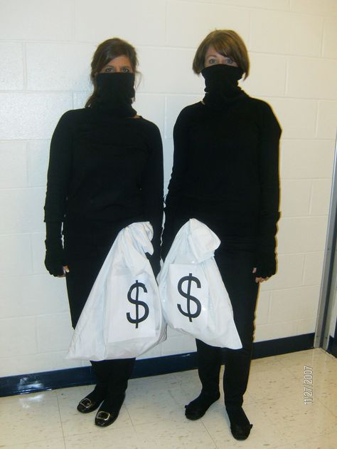 Bank robbers - easy costume! Halloween Costumes Robbers, Robber Outfit, Robber Halloween Costume, Cute Couple Halloween, Robber Costume, Diy Bank, Easy Costume, Costumes Couples, Bank Robber