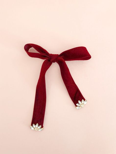 Ribbon Fashion, Bow Trend, Jewelry Bow, Velvet Trend, Velvet Hair Bow, Ribbon Pin, Ribbon Diy, Hair Scarf Styles, Velvet Hair