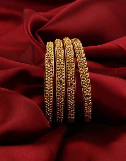 Gold Bala Design, Bangles Gold Design, Fashion Jewelry Necklaces Gold, Traditional Bangles, Gold Bangles Indian, Gold Bangles For Women, Gold Bangle Set, Bangles Gold, Antique Jewellery Designs