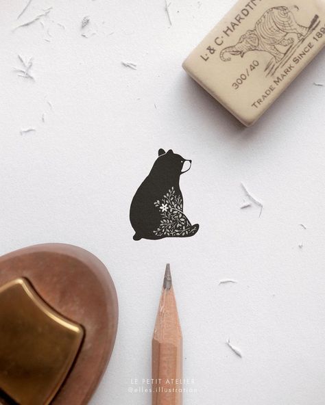 Bear illustration design tattoo. Elles Nijland ↟ Le Petit Atelier • @elles.illustration Bear Simple Tattoo, Bear Sketch Tattoo, Little Bear Drawing, Line Bear Tattoo, Brown Bear Tattoo, Fine Line Bear Tattoo, Simple Bear Tattoo, Little Bear Tattoo, Small Bear Tattoo