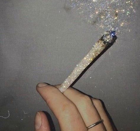 Its soo sparkly and cute 21st Aesthetic, Glitter Grunge, Sparkly Aesthetic, Sparkle Aesthetic, Glitter Aesthetic, Glam Aesthetic, Puff Puff Pass, Glitter Bomb, Spark Up