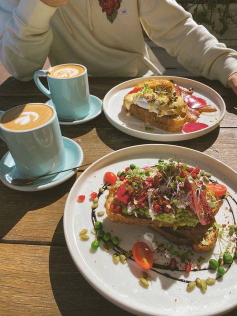 #aesthetic #breakfast #breakfastideas #date #yummy #colourful #aesthetic Going Out For Breakfast Aesthetic, Breakfast In Cafe Aesthetic, Breakfast Date Aesthetic, Making Breakfast With Friends Aesthetic, Having Breakfast Aesthetic, Friend Brunch Aesthetic, Date Coffee, Breakfast Date, Colourful Aesthetic