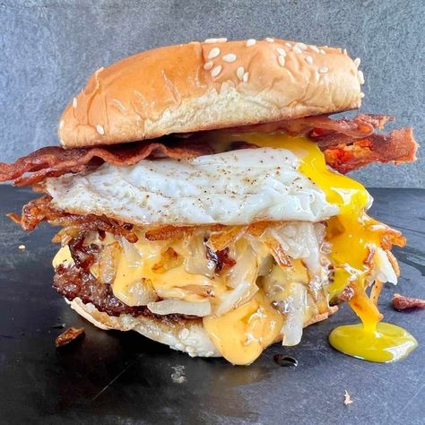 The Ultimate Breakfast Burger on the Griddle Juicy Lucy Burger, Grilled Burger Recipes, Hibachi Recipes, Sandwich Easy, Hibachi Chicken, Burger Seasoning, Chicken Breakfast, Breakfast Burger, Flat Top Grill