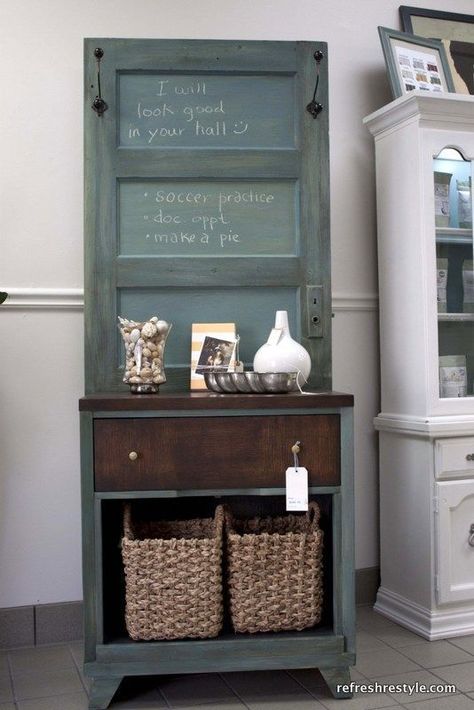 How to Make a Hall Tree - Welcome to reFresh reStyle! I like the idea of using an old door and painting it with chalkboard paint for a message center! Old Door Projects, Doors Vintage, Koti Diy, Repurposing Ideas, Door Crafts, Doors Repurposed, Decor Ikea, Vintage Doors, Hall Tree