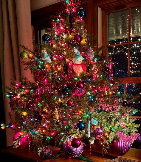 Rainbow Christmas Tree Ideas, Rainbow Christmas Lights, Outdoor Christmas Garland, Amazing Christmas Trees, Rainbow Christmas Tree, 11 Wallpaper, Retro Christmas Decorations, Christmas Spectacular, Rainbow Christmas