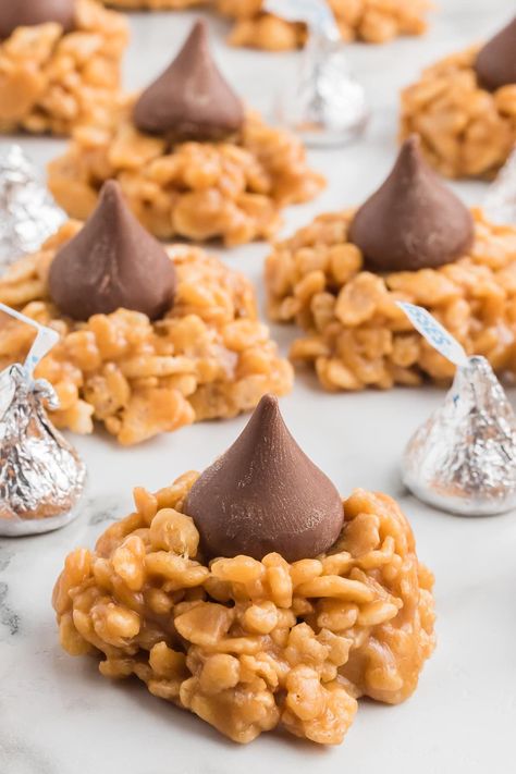 These irresistible no bake peanut butter kiss cookies are hard to resist! They combine the satisfying crunch of rice crispy with the velvety, creamy peanut butter texture, and they're finished with a luscious Hershey's chocolate kiss on top. Peanut Butter Rice Crispy Cookies, Recipes Using Hershey Kisses, Recipes With Hershey Kisses, Hershey Bar Cakes, Peanut Butter Rice Crispy Treats, Peanut Butter Rice Crispies, Peanut Butter Kiss, Peanut Butter Kiss Cookies, Special Cookies