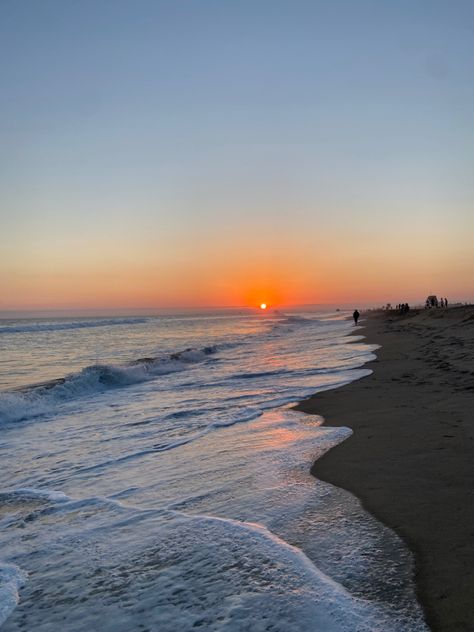 huntington beach, california Oceanside Beach California, Long Beach California Aesthetic, Newport Beach California Aesthetic, California Beach Aesthetic, California Summer Aesthetic, West Coast Summer, Cal State Long Beach, Ocean Beach California, Teenage Friends