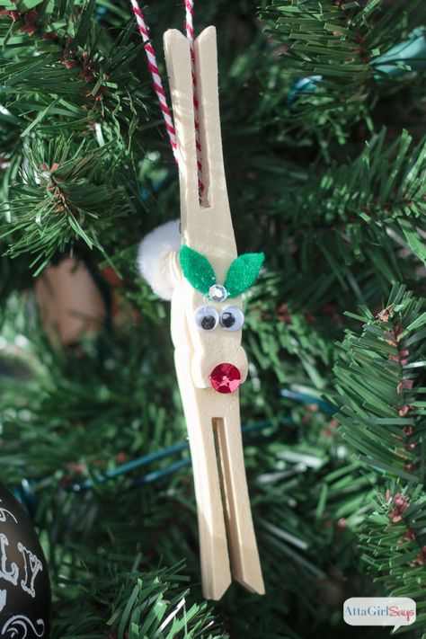 Looking for some Christmas ornaments to make with your kids and family? These adorably goofy clothespin reindeer are easy to make. Hang them on the tree or use them as package toppers. Clothespin Reindeer, Reindeer Clothespin, Clothes Pin Ornaments, Clothespin Diy Crafts, Christmas Clothespins, Reindeer Craft, Funny Christmas Ornaments, Holiday Crafts Diy, Reindeer Ornaments