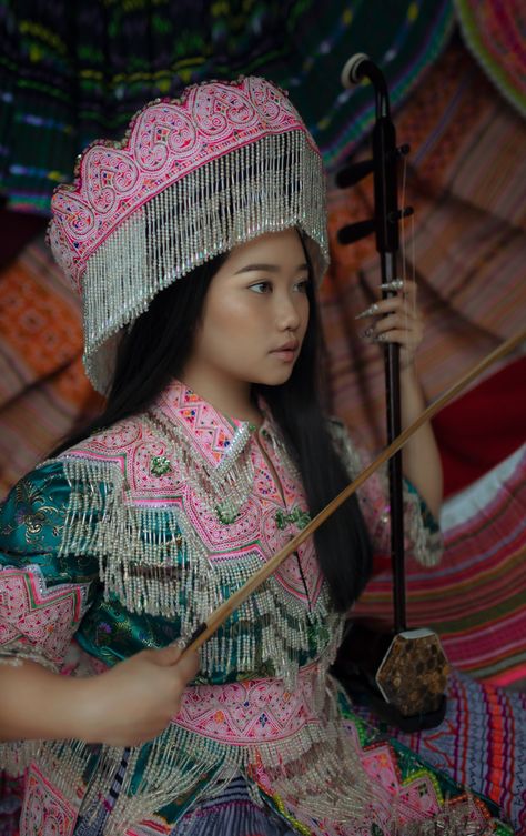 #hmong #hmongembroidery #hmoob Hmong Beading, Hmong Traditional Clothing, Necromancer Bard, Hmong Photoshoot, Thai Hat, Hmong Hat, Hmong New Year, Hmong Dress, Hmong Clothing