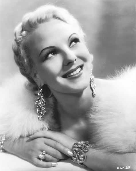 Anna Lee. 1913-2004. On 21 May 2004, she was posthumously awarded a Daytime Emmy Lifetime Achievement Award. Lee Perry, Alice Faye, Pictures Of Anna, Anna Lee, British Actresses, Hollywood Glam, Old Hollywood Glamour, White Fur, Sirens