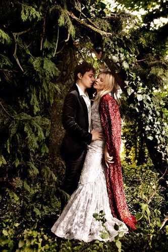 She Wore A Red Glitter Cape, And 5 More Reasons We Love Kate Moss' Wedding Kate Moss Wedding, Jamie Hince, Moss Wedding, Moss Fashion, Stephanie Seymour, Magazine Vogue, Terry Richardson, Wedding Of The Year, Helena Christensen