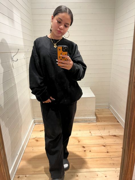 All Black Outfit Sweatpants, Comfy Fits Black Women, Black Crew Neck Outfit, Outfits With Black Sweatpants, Bummy Fits, Cute Bummy Outfit, Black Sweatpants Outfit, Mood Clothes, Outfit Inspo Casual