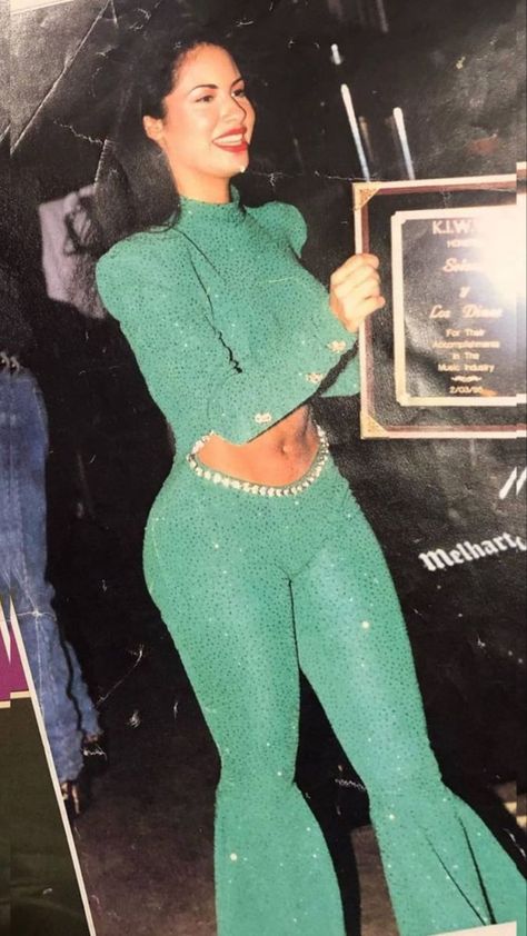 Selena Quintanilla Green Outfit, Selena Quintanilla Body, Selena Quintanilla Videos, Selena Quintanilla Outfits, Selena Quintanilla Fashion, Selena Pictures, Selena Q, Mexican Fashion, Selena Quintanilla Perez