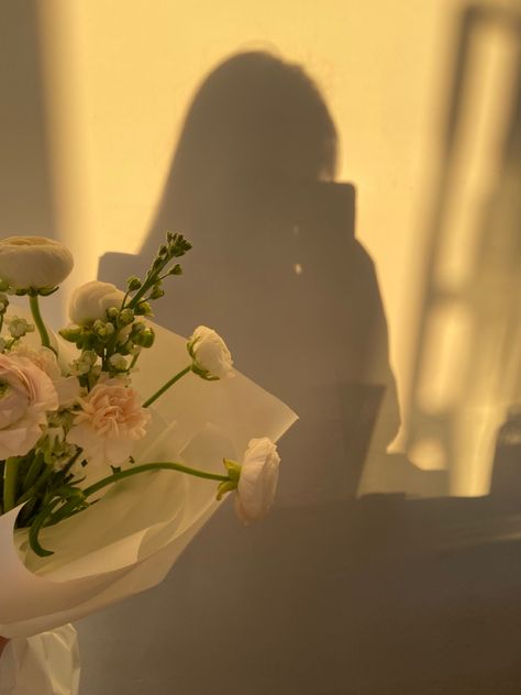 Aesthetic Back Photo, Faceless Asthetic Picture, Flower Arranging Aesthetic, Faceless Story Ideas, Faceless Aesthetic Pictures, Faceless Profile Picture, Beautiful Instagram Profile, Female Aesthetic Faceless, Aesthetic Flower Pics