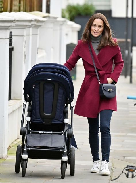 Pippa Middleton Style, Pippa And James, Burgundy Coat, Carole Middleton, Kate And Pippa, Middleton Family, Walks In London, Middleton Style, Pippa Middleton