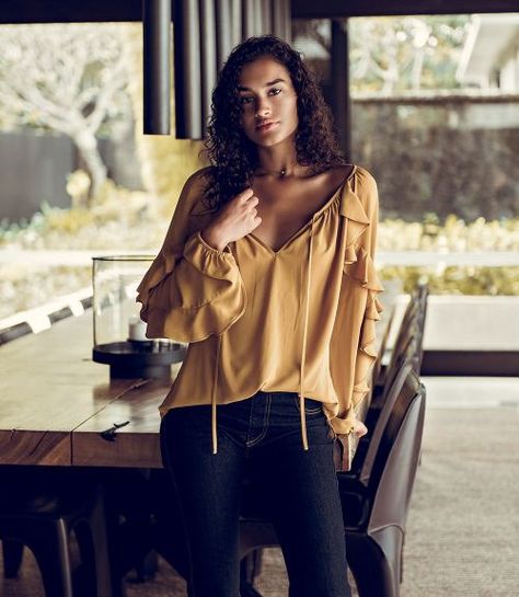 Karen Kane - Tops. Great color and peasant style top Clothes Style Ideas, Endless Fashion, Crossover Top, Ruffle Sleeve Top, Trendy Tops For Women, Crepe Top, Peasant Style, Karen Kane, Trendy Chic