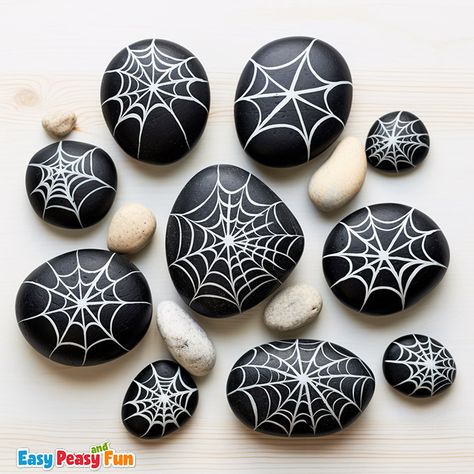 Painted Rocks For Halloween, Rock Painting Halloween Ideas, Halloween Stone Painting Ideas, Halloween Arts And Crafts For Teens, Black Rock Painting, Stone Painting Halloween, Black Painted Rocks, Painted Rocks Halloween, Halloween Rock Painting Ideas Easy