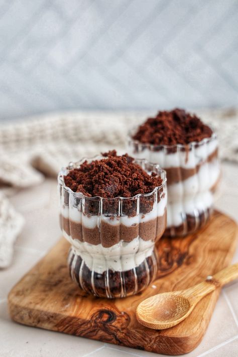 Healthy Brownie Trifle (Vegan, Gluten Free) Vegan Trifle Desserts, Vegan Trifle Recipe, Vegan Gluten Free Trifle, Healthy Trifle, Dairy Free Trifle, Vegan Trifle, Healthy Snickers, Makers Diet, Snickers Recipe