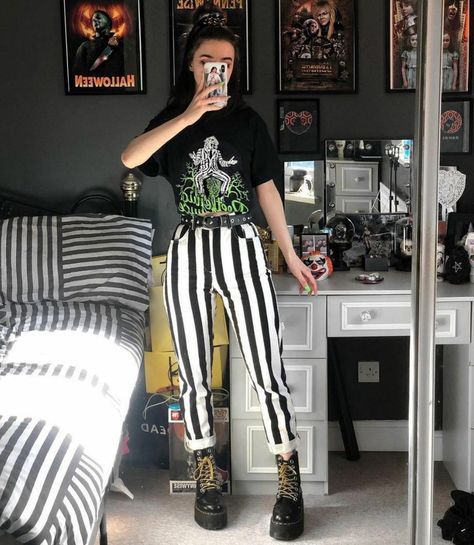 Beetlejuice Outfits, Alternative Grunge, Alt Outfits, Look Rock, Rocker Style, Alt Fashion, Alternative Outfits, Look Vintage, Dark Fashion