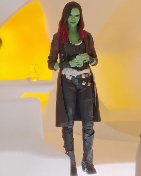 Gamora Zen Whoberi Ben Titan en Instagram: “😊 . . . . . . . #gamora #mcu #marvelstudios #GOG #daughterofthanos #marvelcomics #avengers #gamoraedit #guardiansofthegalaxy2 #gog2…” Gamora Costume, Nebula Dress, Gamora And Nebula, Comic Women, Alien Girl, Green Skin, Halloween Costume Outfits, Zoe Saldana, Marvel Girls