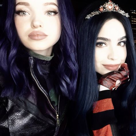 evie | mal bertha | descedants bts Sofia Carson Icons, Mal Bertha, Birthday Cat, Sofia Carson, Cat Collar, Descendants, On Tumblr, Sofia, Buckle