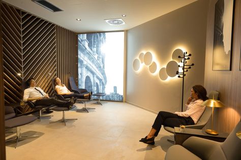 Vibia Brightens Rome’s Airport Lounges - Vibia Airport Vip Lounge, Vibia Lighting, Hotel Modern, Meeting Room Design, Lounge Interiors, Counter Seating, Vip Lounge, Airport Lounge, Lobby Lounge