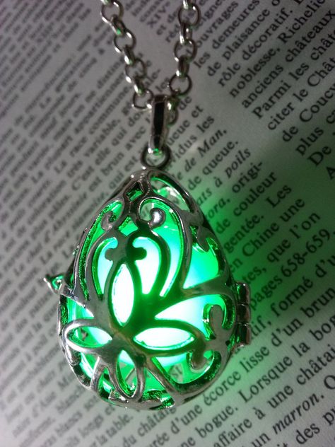 Slytherin Aesthetic, Magical Jewelry, Punk Jewelry, Fantasy Jewelry, Pretty Jewellery, Cute Jewelry, In The Dark, Locket, Glow In The Dark